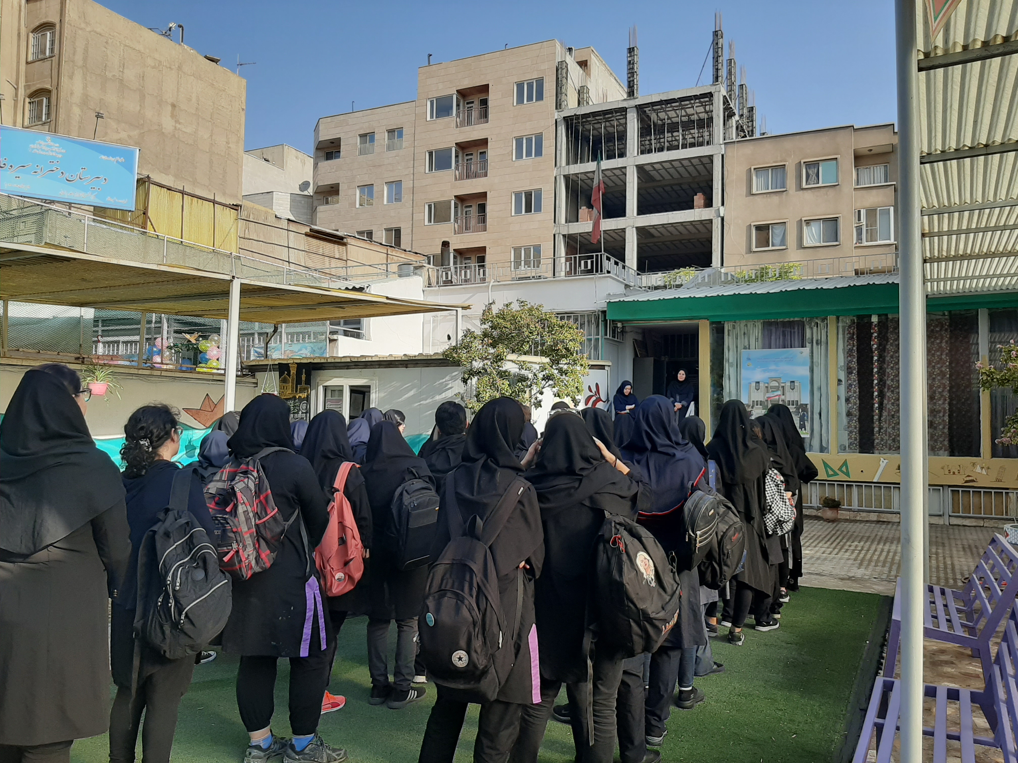 حیاط مجموعه